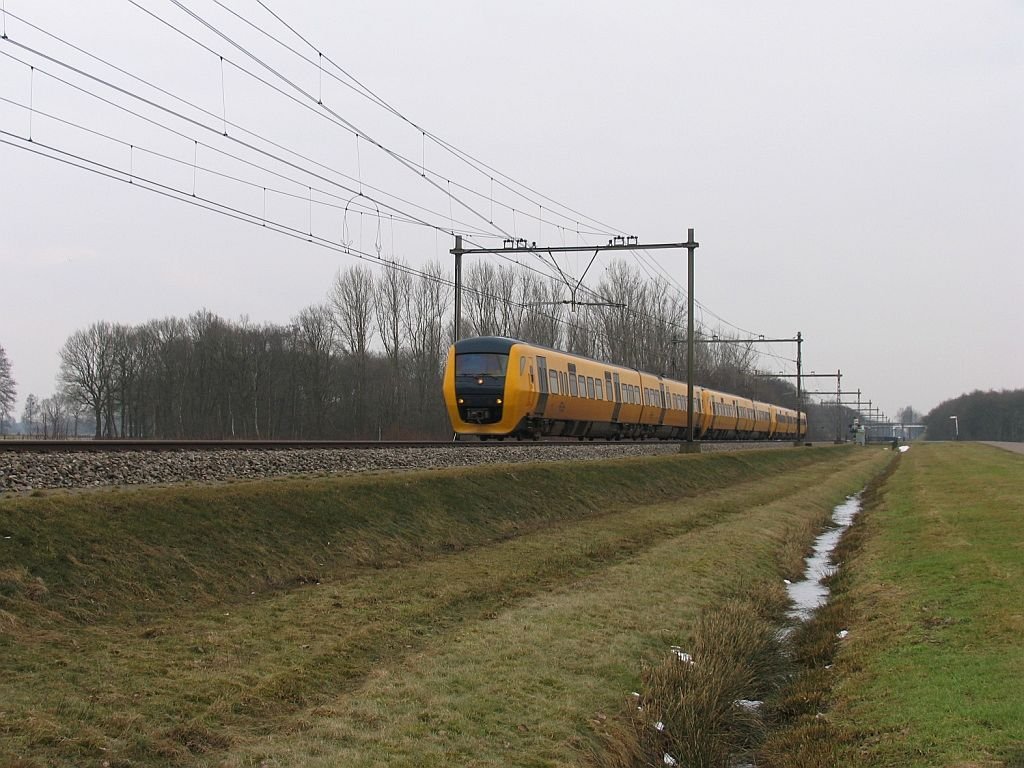 Buffels 3430, 3434 und 3420 mit Regionalzug 9141 Zwolle-Groningen CS bei Tynaarlo am 19-2-2010.