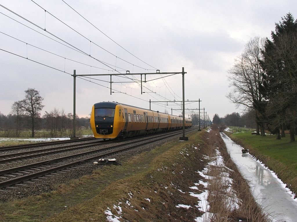 Buffels 3430, 3434 und 3420 mit Regionalzug Zwolle-Groningen CS bei Haren am 19-2-2010.
