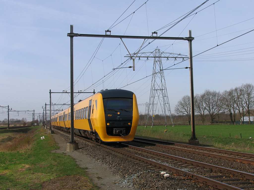 Buffels 3440 und 3415 mit Regionalzug 9129 Zwolle-Groningen bei Herfte am 2-4-2010. 