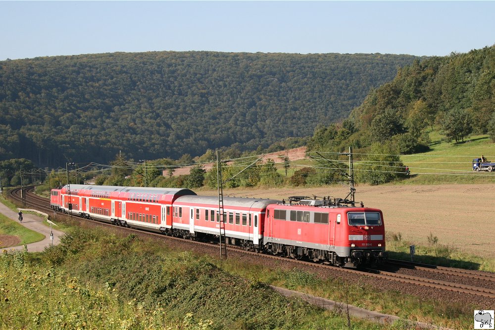 Bund gemischter Personenzug, gezogen von 111 199-6, kurz vor Karlstadt. Aufgenommen am 22. September 2010.