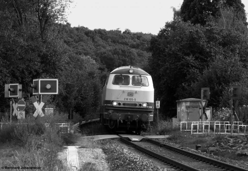 Bundesbahn auf der Voreifelbahn. Mit einem Nahverkehrszug nach Bonn passiert 218 105 den unbeschrankten Bahnbergang am Kilometer 8,8 bei Witterschlick.