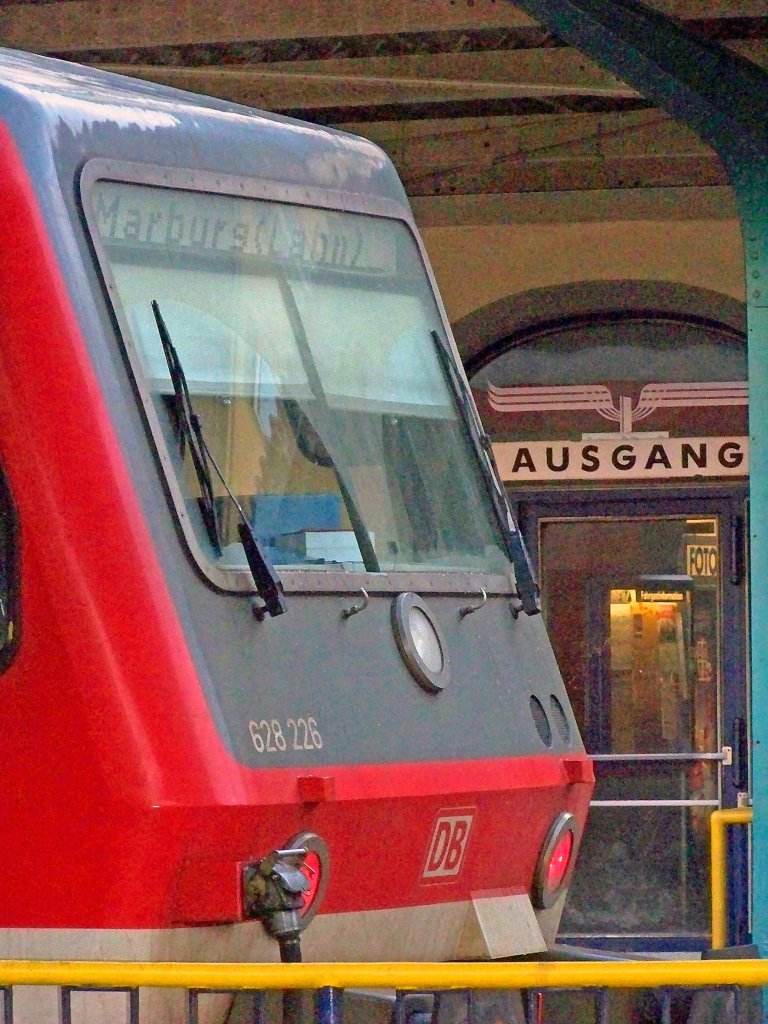 Bundesbahn-Flair: 628/928 226 als RB23671 vor dem mit Flgelrad versehenem Ausgang/Eingang des EG. Marburg(Lahn), 20.2.010.