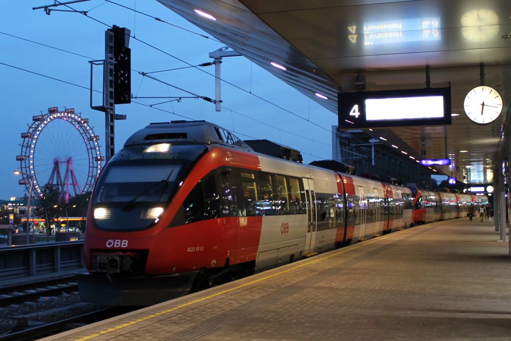 Bundeslnderbergreifender Nahverkehr, hier zum sehn 4023 011 (Steiermark) mit dem 4024 089 (Tirol) auf der Wiener Stammstrecke als S7 29720 auf der Fahrt von Wolfsthal (Wof) ber Flughafen Wien (Fws) und Wien Praterstern (Nw und Fotostandort) nach Wien Floridsdorf (F); am 17.10.2012