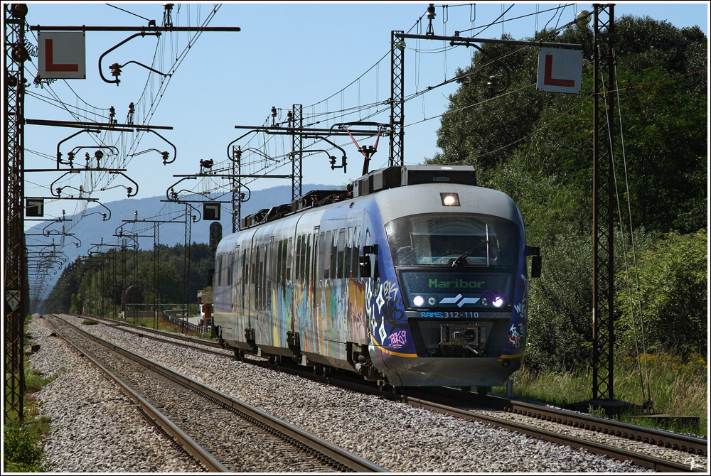 Bunt, bunter, Slowenien :O)
SZ 312 110 fhrt als R2908 von Zidani Most nach Maribor. 
Race 11.8.2011
