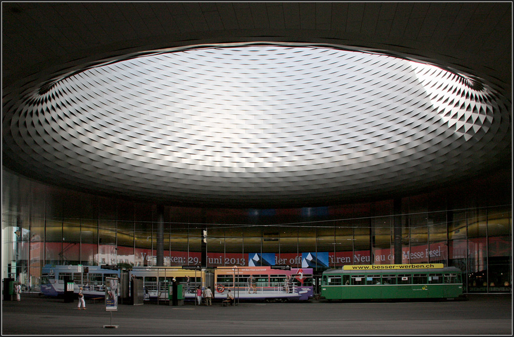 Bunte Straßenbahn unterm Lichtauge - 

Haltestelle Messeplatz unter dem Neubau der Basler Messe. 

20.06.2013 (M)