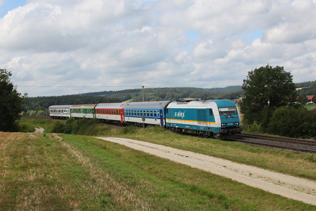 Bunter geht’s nicht mehr: 223 064 mit dem Alex 353 nach Prag am 12.08.2011 bei Sulzbach-Rosenberg.