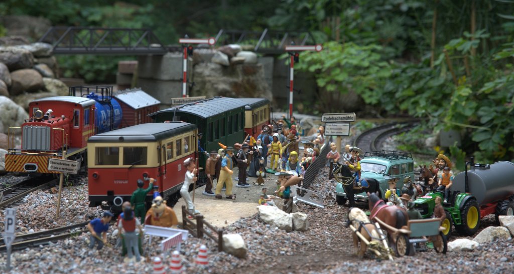 Buntes Treiben herrscht  am 17.06.2012 auf dem Bahnsteig in Rodebachsmhle.
der VT 133 und sein Beiwagen bieten nicht gengend Platz, so wurde ein normaler Oldtimer Bi - Wagen eingestellt. Um trotzdem kostengnstg ohne rangieren fahren zu knnnen  ,wurde eine provisorische Steuerleitung ber das Dach gefhrt. 14:30 Uhr auggenommen.