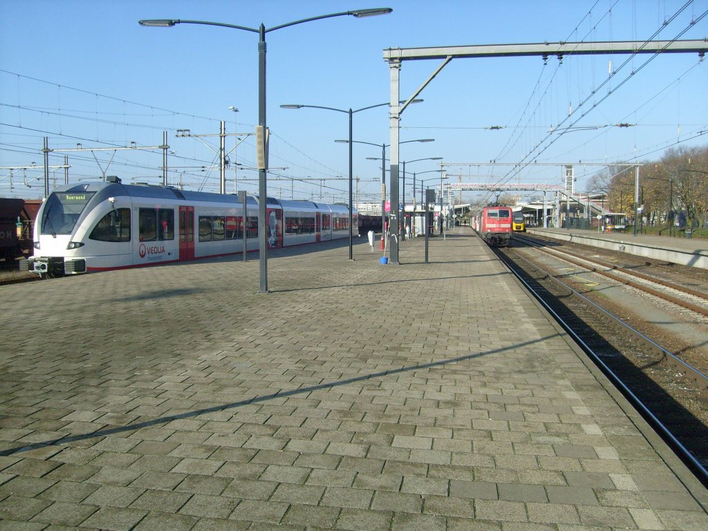 Buntes Zugtreffen in Venlo am 21.11. Links Veolia GTW aus Roermond, 111123-6 mit RE nach Viersen und ganz links IC nach Tilburg.