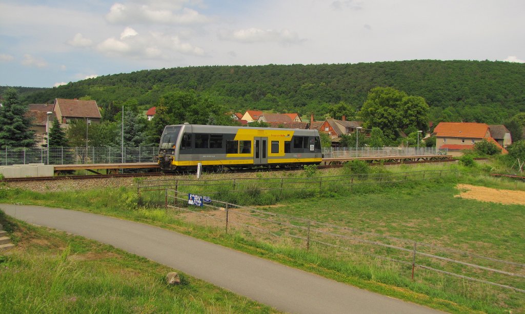 Burgenlandbahn 672 901  Der Querfurter  als RB 34881 nach Naumburg (S) Ost, am Hp Wangen (U); 06.06.2011 