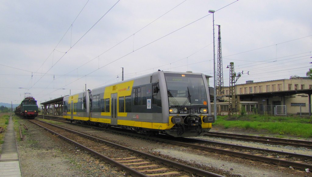 Burgenlandbahn 672 901  Thaldorfer Pfingstbursche  + 672 904  Happy Corax  als RB 25972 von Naumburg (Saale) Ost nach Wangen (Unstrut), bei der Ausfahrt in Naumburg (Saale) Hbf; 02.05.2010