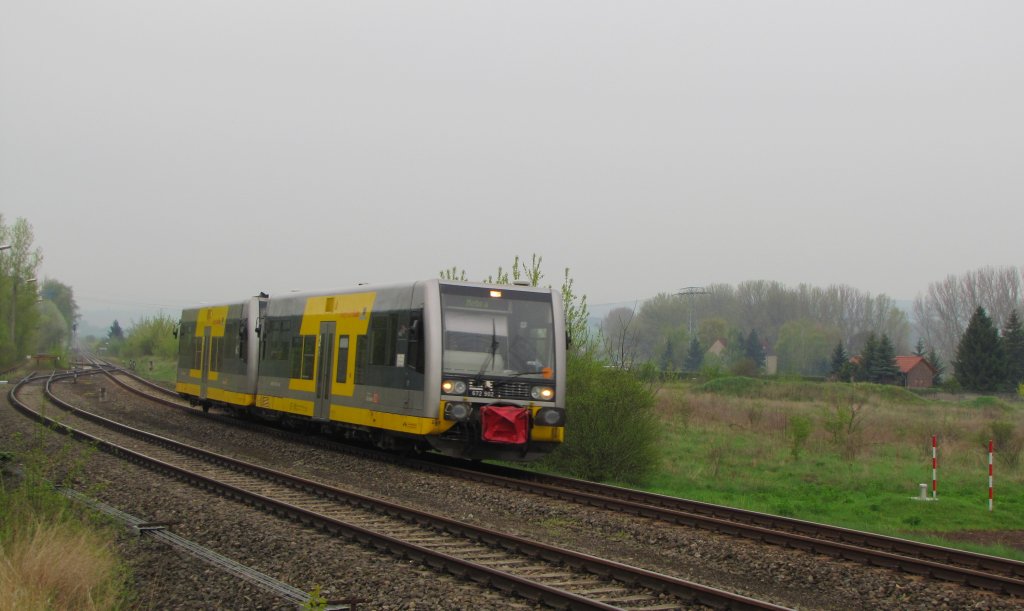 Burgenlandbahn 672 902 + 672 910 als RB 34864 von Naumburg (S) Hbf nach Nebra, am 01.05.2013 bei Karsdorf.