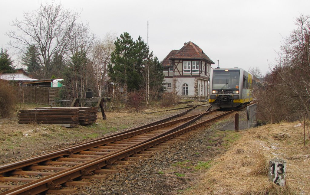 Burgenlandbahn 672 902 als RB 34871 von Wangen (Unstrut) nach Naumburg (Saale) Ost, bei der Einfahrt in Laucha (Unstrut); 28.01.2011