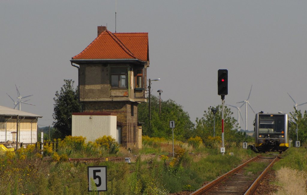 Burgenlandbahn 672 904  HappyCorax  (672 904-0 D-DB) als RB 25815 aus Merseburg, beim passieren des Stellwerks Qo in Querfurt; 07.09.2010
