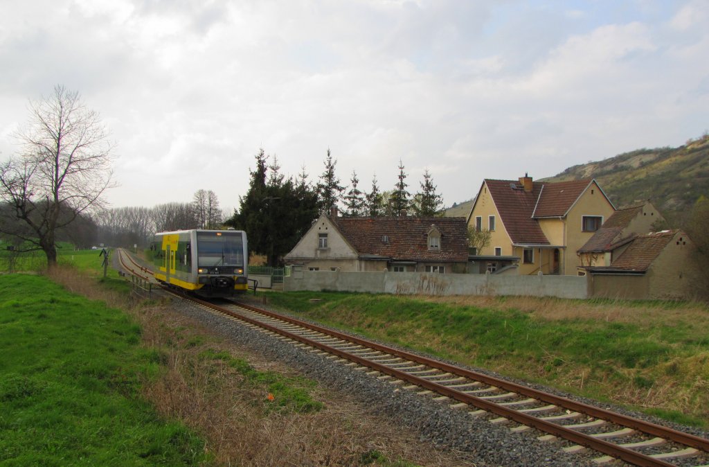Burgenlandbahn 672 905  Stadt Naumburg (Saale) als RB 34883 von Wangen (Unstrut) nach Naumburg (Saale) Ost, am 13.04.2012 bei Balgstdt.