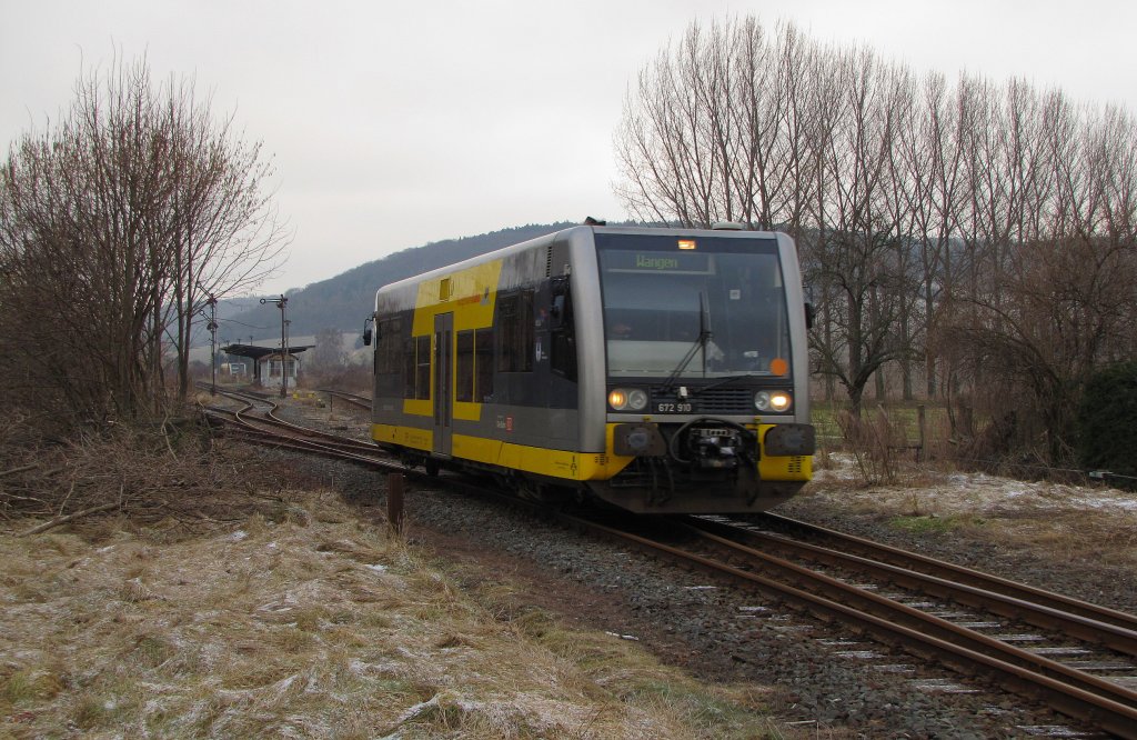 Burgenlandbahn 672 910  Stadt Weienfels  als RB 34870 von Naumburg (Saale) Ost nach Wangen (Unstrut), bei der Ausfahrt in Laucha (Unstrut); 28.01.2011