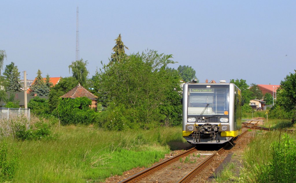Burgenlandbahn 672 911  Stadt Roleben  als RB 34869 von Nebra nach Naumburg (S) Ost, bei der Einfahrt in Laucha (U); 09.06.2011