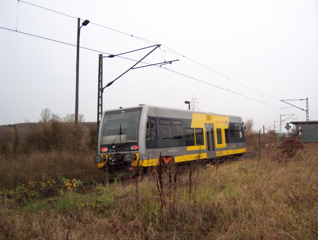 Burgenlandbahn 672 913  Der Querfurter  als RB 25920 von Merseburg nach Schafstdt, Ausfahrt Hp Buna Werke; 16.11.2009 