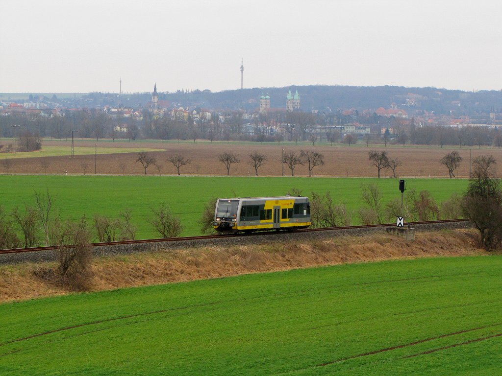 Burgenlandbahn 672 915  Stadt Mcheln  als RB 34870 von Naumburg (S) Ost nach Wangen (U), am 12.03.2012 im Unstruttal bei Kleinjena.