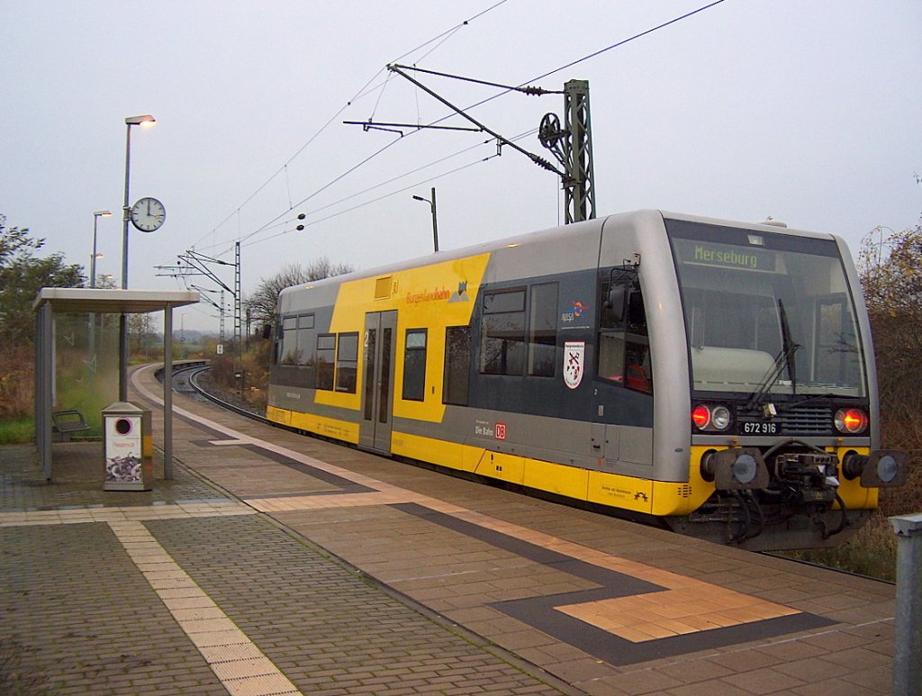 Burgenlandbahn 672 916  Burgenlandkreis  als RB 25919 von Schafstdt nach Merseburg, am Hp Buna Werke; 16.11.2009 