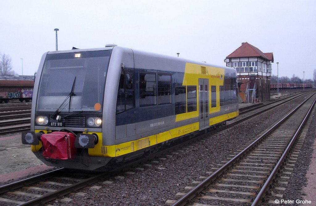 Burgenlandbahn DB 672 910-6 bei Rangierfahrt, fotografiert im Bahnhof Bernburg am 04.04.2013