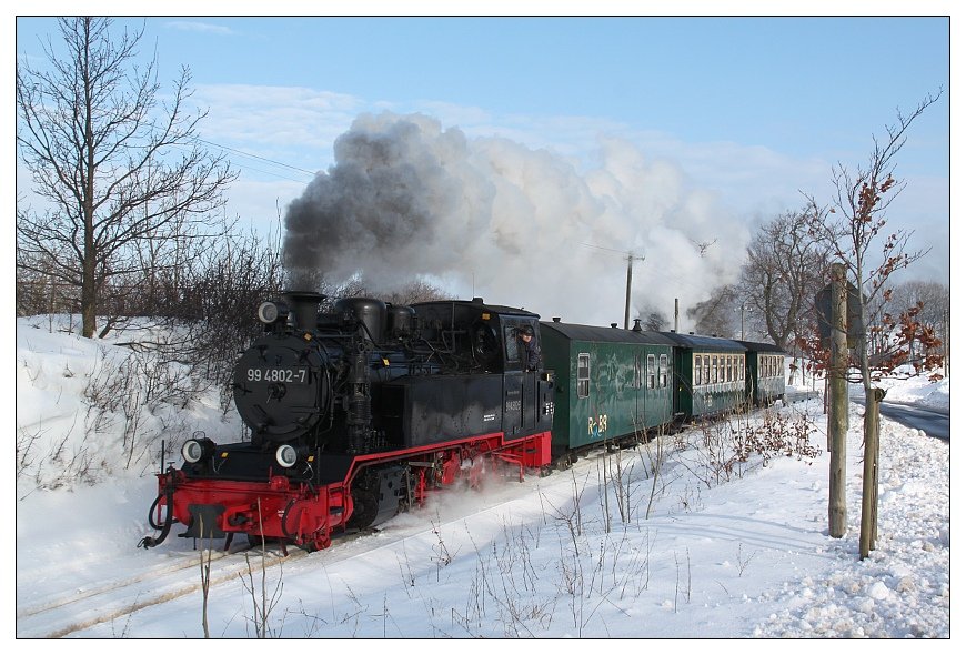 Burgfräulein 99 4802 mit einem kurzen Zug der Rügenschen Bäderbahn (RüBB) bei Posewald. Aufgenommen am 04.02.2010