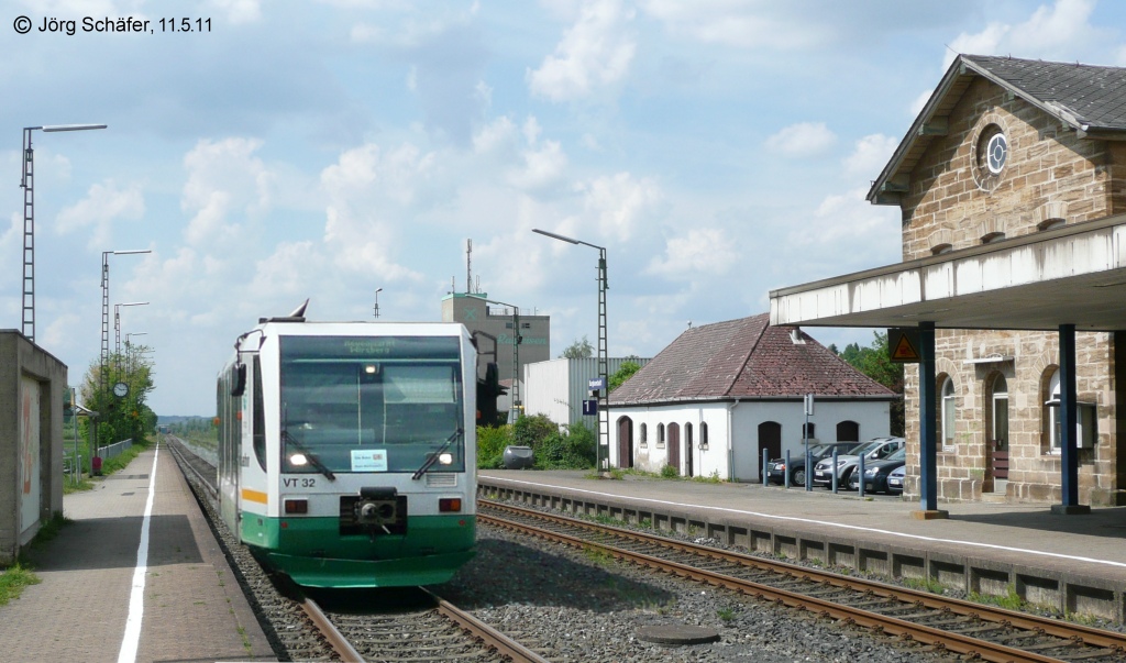 Burgkunstadt: VT 32 der Vogtlandbahn hlt am 11.5.11 als RB nach Neuenmarkt-Wirsberg auf Gleis 2.