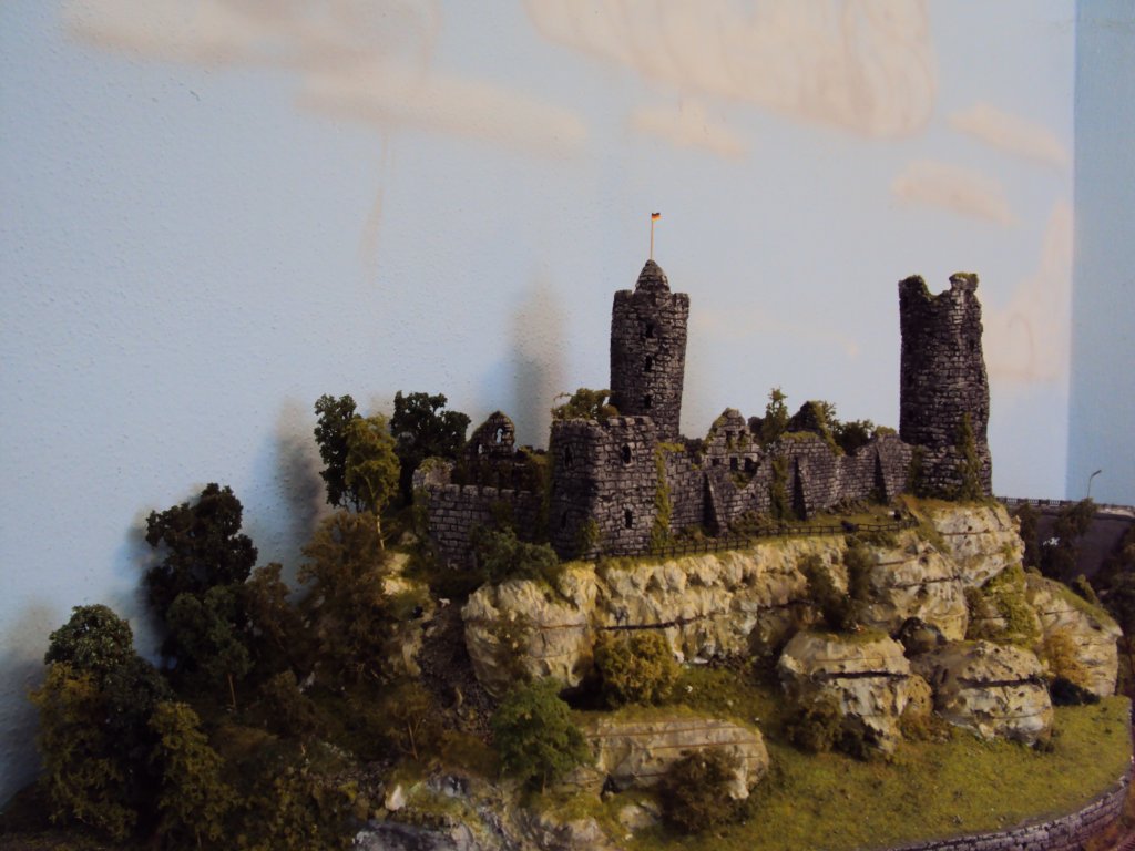 Burgruine 1:160 Eigenbau aus Styropor/ Felsen aus PU Schaum