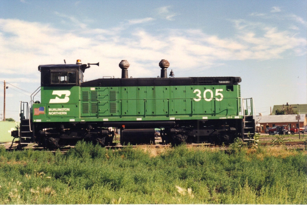 Burlington Northern Railroad SW-1500 #305 steht 5/7/1993 in Sheridan Wyoming.