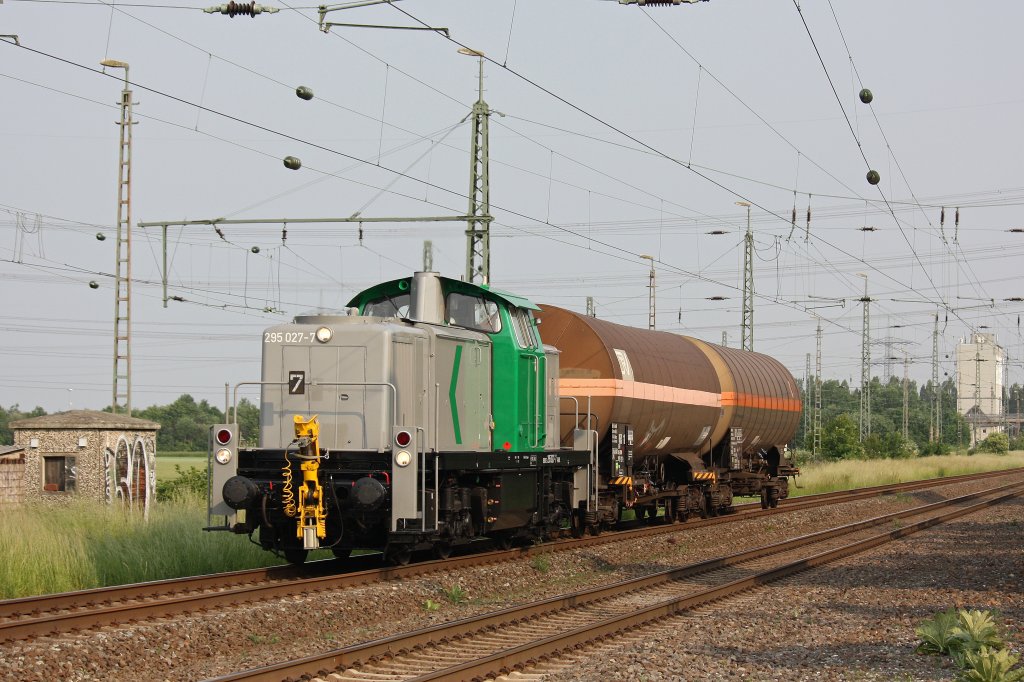 B&V Leipzig 295 027 am 29.5.12 mit zwei Kesselwagen in Neuss-Nievenheim.