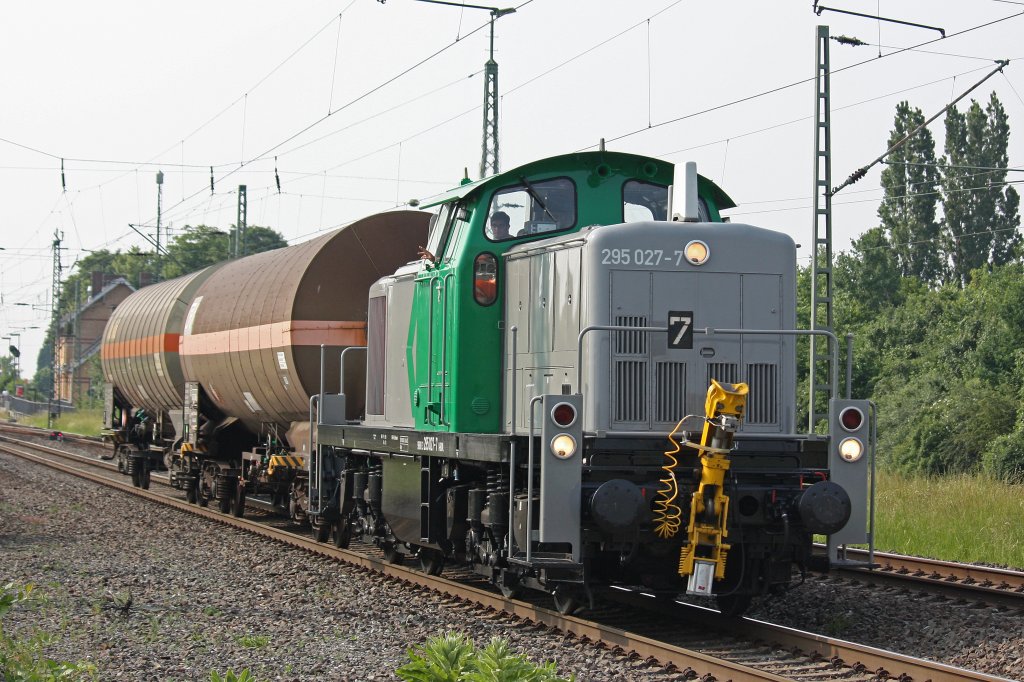 B&V Leipzig 295 027 (i.E.fr die Bocholter Eisenbahn) am 29.5.12 mit zwei Kesselwagen auf dem Weg von Emmerich nach Dormagen-Bayerwerke in Neuss-Nievenheim.
Gru an den Tf!