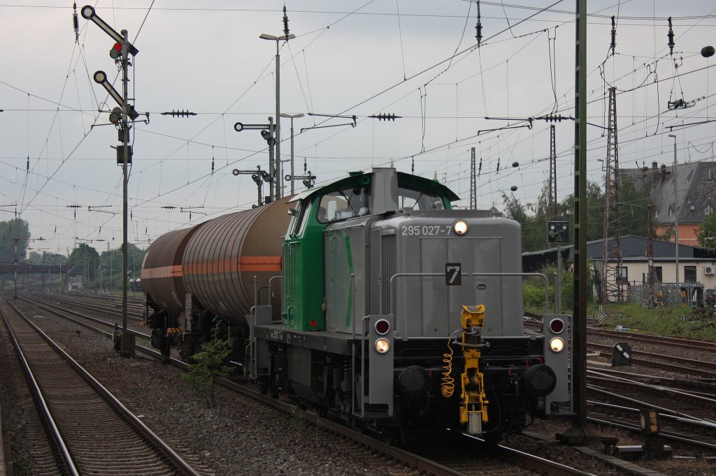 B&V Leipzig 295 027 (i.E.fr Bocholter Eisenbahn) am 1.6.12 mit zwei Kesselwagen in Dsseldorf-Rath.