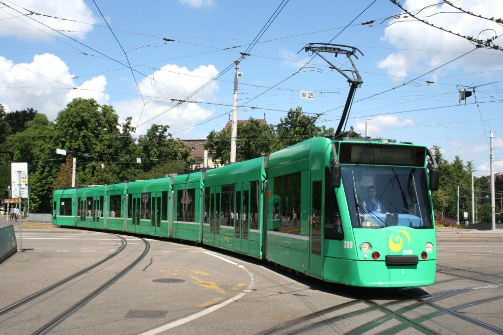 BVB 309 am 27.07.10 Combino auf der Linie2 am Bahnhof SBB. 
Da momentan wegen einer Baustelle am Messeplatz die Linie 2 und 6 verknpft ist, fahren auf der Linie 2 Combinos.
