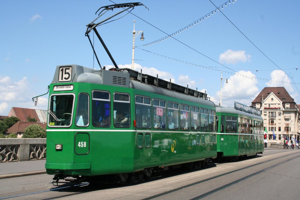 BVB 458 am 27.07.10 auf der Linie 15, auf der Mittleren Rheinbrcke. Angehngt ist der Niederfluhranhnger 1506, letztgebauter Anhnger und zweitltester Motorwagen...