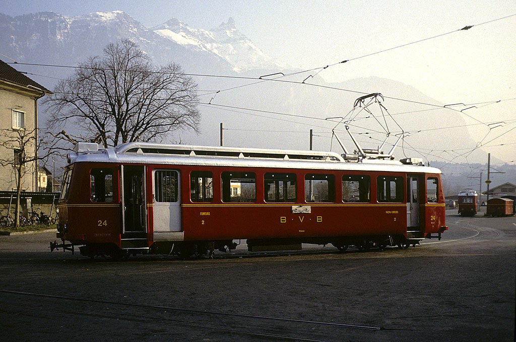 BVB BDeh 2/4 Nr. 24 wartet auf Fahrgste. Bahnhofplatz in Bex, Dez. 1991, HQ-Scan ab Dia.