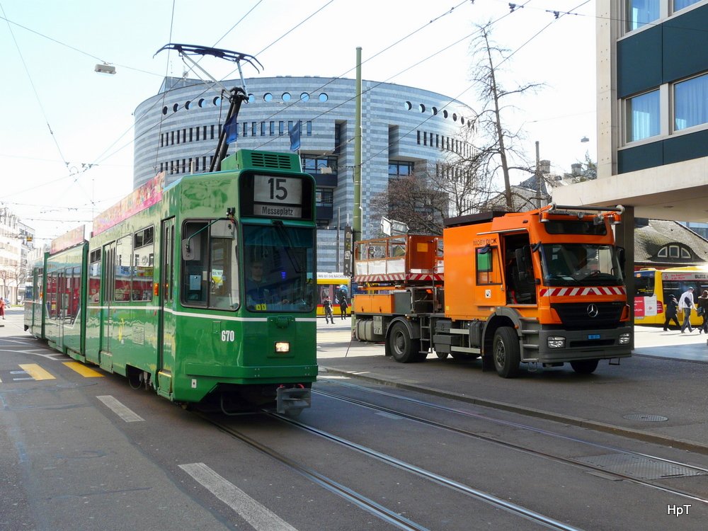 BVB - Be 4/8 670 unterwegs auf der Linie 15 Neben Mobi Dick 
in der Stadt Basel am 19.03.2010