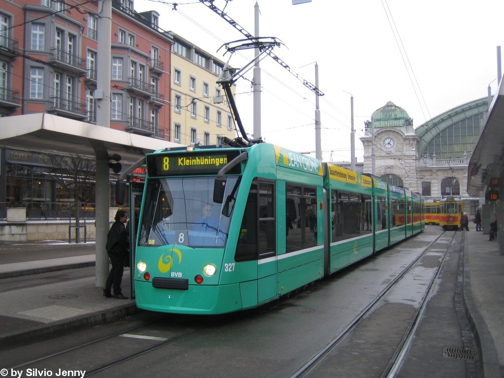 BVB Combino Nr. 327 am 7.1.10 beim SBB Bahnhof.
