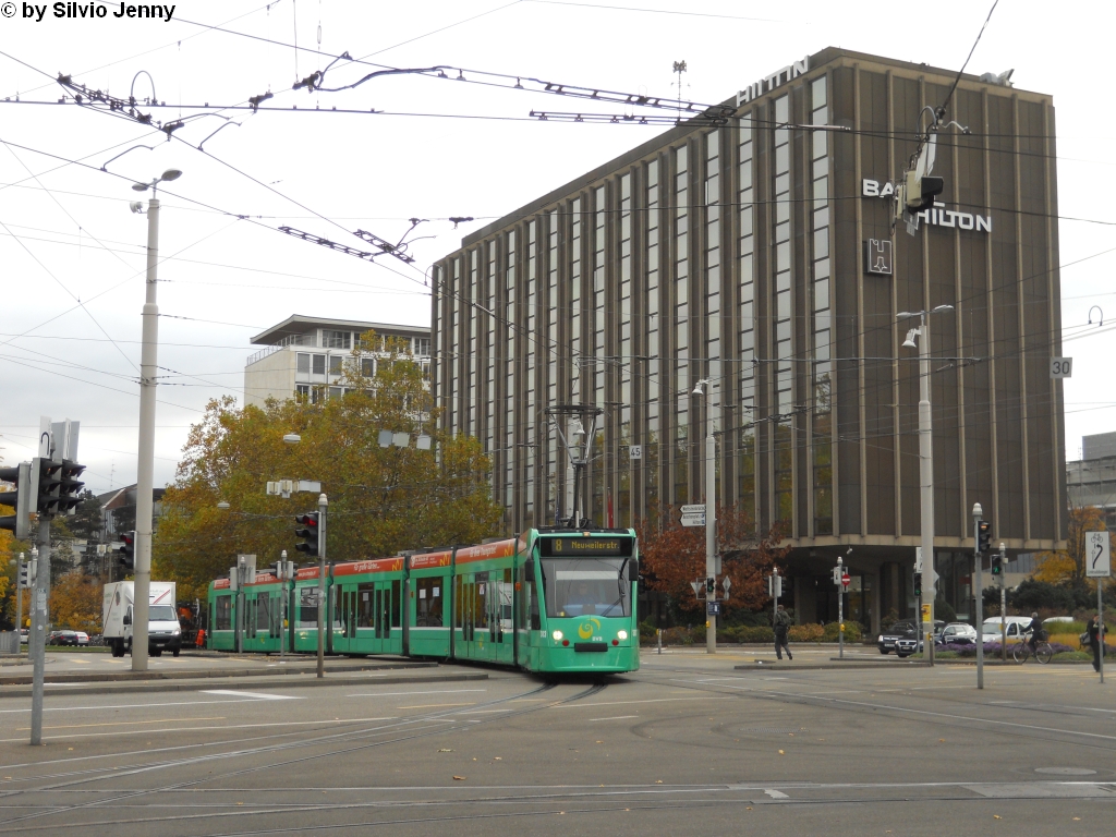BVB Nr. 303 (Be 6/8 ''Combino'') am 4.11.2010 beim SBB Bahnhof.