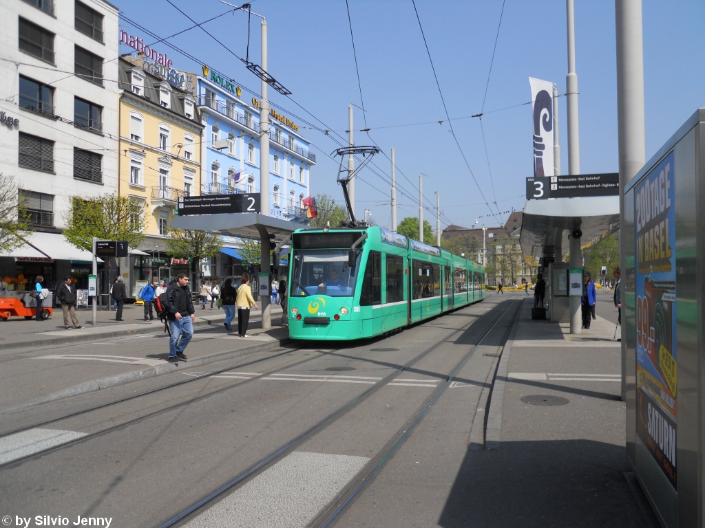 BVB Nr. 305 (Siemens Be 6/8 ''Combino'') am 21.4.2010 beim SBB Bahnhof.