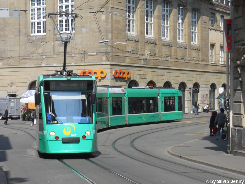 BVB Nr. 307 ''Potsdam'' (Siemens Be 6/8 ''Combino'') am 21.4.2010 in Basel, Schifflnde. Potsdam war die erste Stadt die Combinos bestellte, dabei wurde diese Stadt auf einem Basler Combino verewigt.