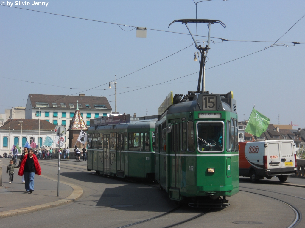 BVB Nr. 462+1475 (Be 4/4 ''Gummikueh'') am 21.4.2010 bei der Schifflnde. Gut zu sehen im Anhnger, wie der Niederflureinstieg nachtrglich eingebaut wurde, neben der alten Tr.