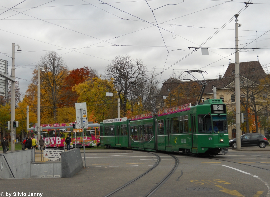 BVB Nr. 670 (Be 4/6S ''Guggumere'') + Nr. 1447 ''I Love You'' am 4.11.2010 beim SBB Bahnhof.