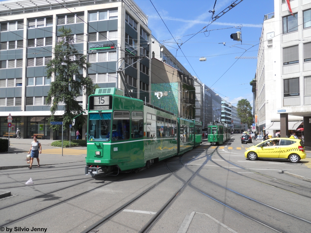 BVB Nr. 686 (Be 4/6S ''Guggumere'') am 30.7.2012 beim Aeschenplatz