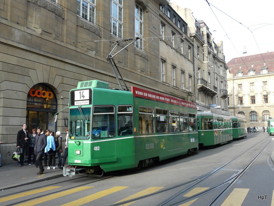 BVB - Tram Be 4/4 483 mit zwei Beiwagen unterwegs auf der Linie 14 in der Stadt Basel am 31.10.2009
