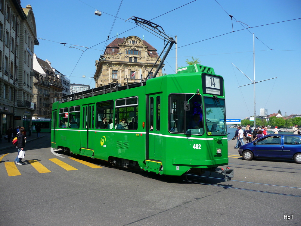 BVB - Tram Be 4/4 482 mit Beiwagen unterwegs auf der Linie 14 in der Stadt Basel am 16.04.2011