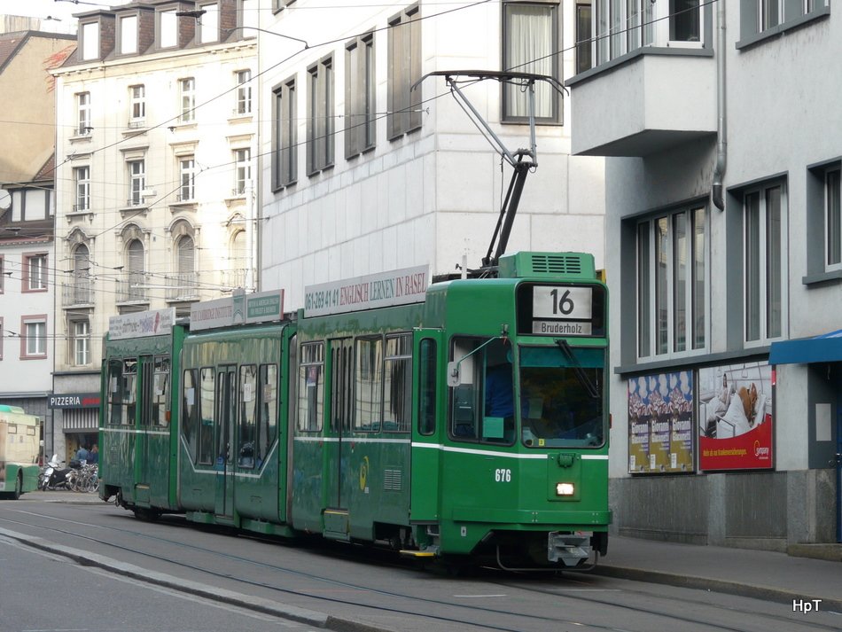BVB - Tram Be 4/8 676 unterwegs auf der Linie 16 in der Stadt Basel am 31.10.2009