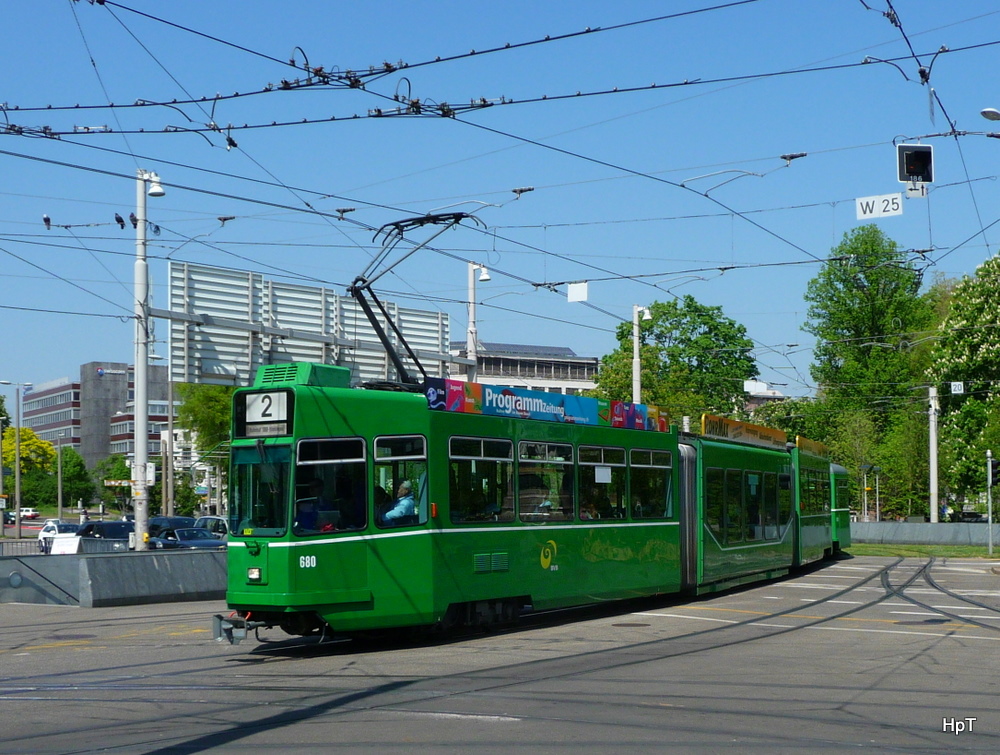 BVB - Tram Be 4/8  680 unterwegs auf der Linie 2 bei der zufahrt zur Haltestelle vor dem Bahnhof Basel SBB am 16.04.2011