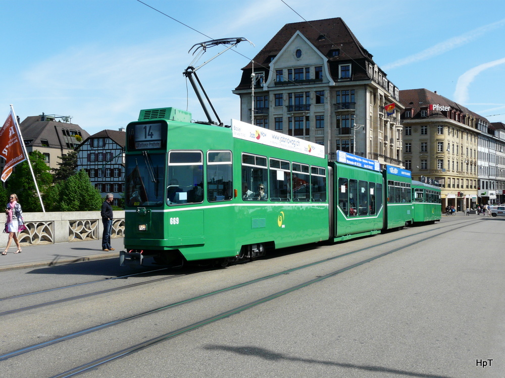 BVB - Tram Be 4/8  669 mit 1 Beiwagen unterwegs auf der Linie 14 in Basel am 04.05.2012