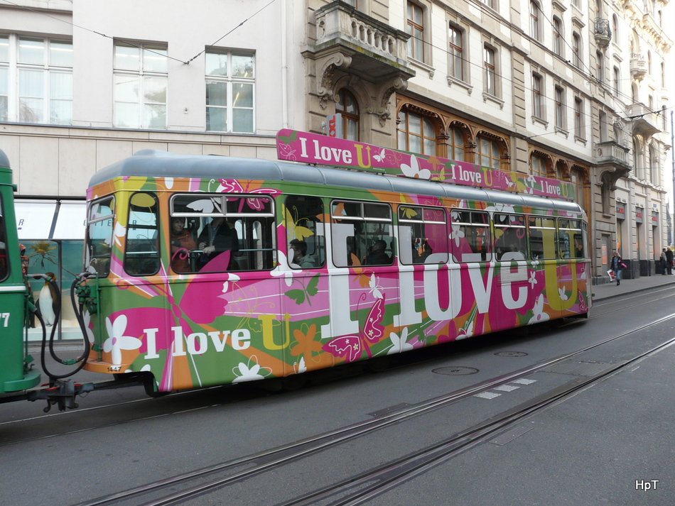 BVB - Trambeiwagen B 1447 mit Werbung unterwegs in der Stadt Basel am 31.10.2009