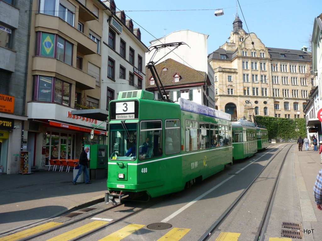 BVB - Tramzug mit Be 4/4 480 + B + Be 4/4 unterwegs auf der Linie 3 in der Stadt Basel 17.04.2010am 