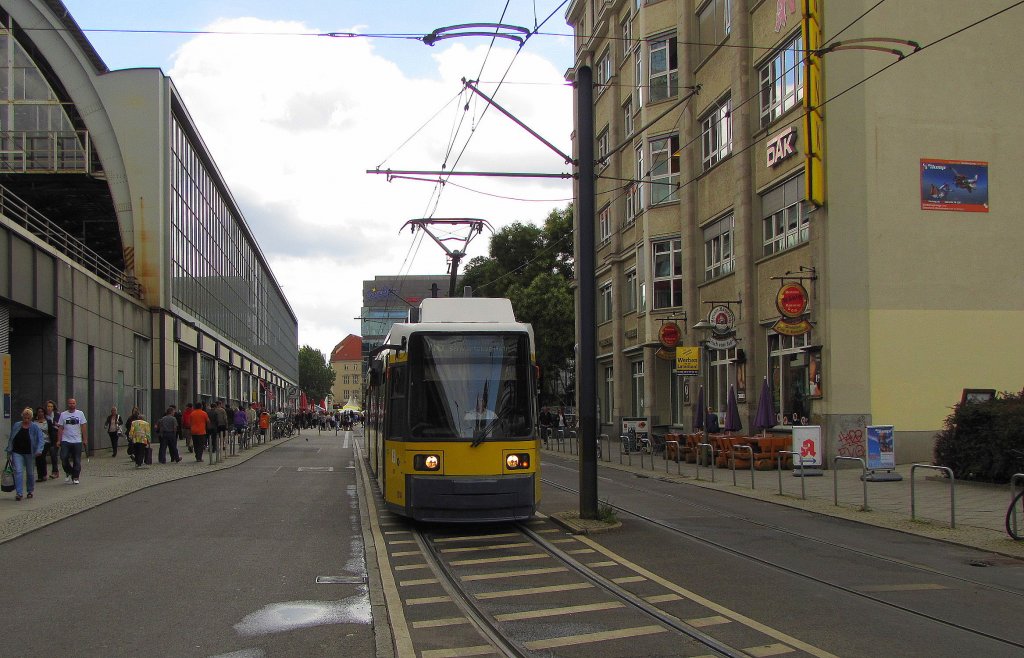 BVG 1014 als M 6 von der Riesaer Str.zur Schwartzkopffstr. (U), in der Gontardstr. neben dem Bf Berlin Alexanderplatz; 09.08.2011